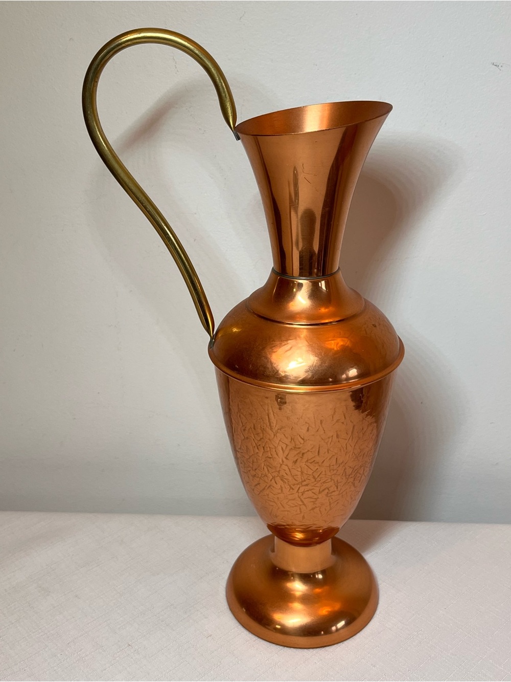 Vintage copper ewer decor ornament pitcher
Made in England Signed
MCM